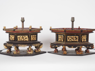Vente aux enchères Chine, Ningbo, vers 1900 Deux autels de voyage en bois anciennement la