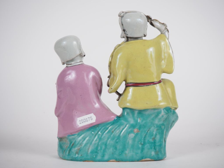 Chine, époque Jiaqing, (1796-1820) Groupe en biscuit et émaux de la fa