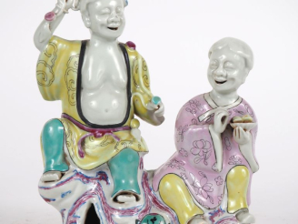 Vente aux enchères Chine, époque Jiaqing (1796-1820) Groupe en biscuit et émaux de la fam