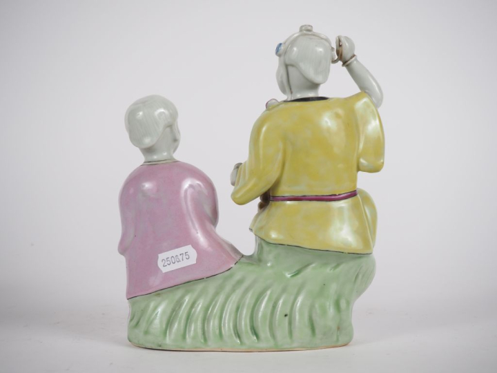 Chine, époque Jiaqing (1796-1820) Groupe en biscuit et émaux de la fam