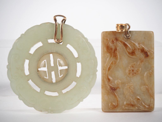 Vente aux enchères Chine, fin de la période Qing Deux pendentifs en jade, l’un céladon à 