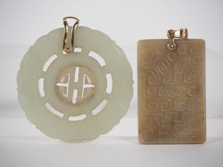 Chine, fin de la période Qing Deux pendentifs en jade, l’un céladon à 
