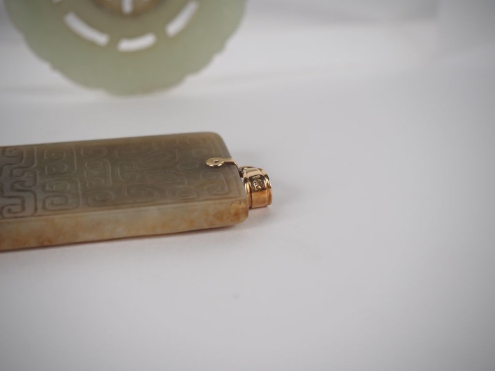 Chine, fin de la période Qing Deux pendentifs en jade, l’un céladon à 