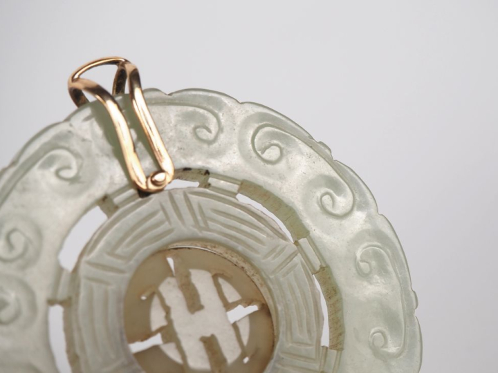 Chine, fin de la période Qing Deux pendentifs en jade, l’un céladon à 