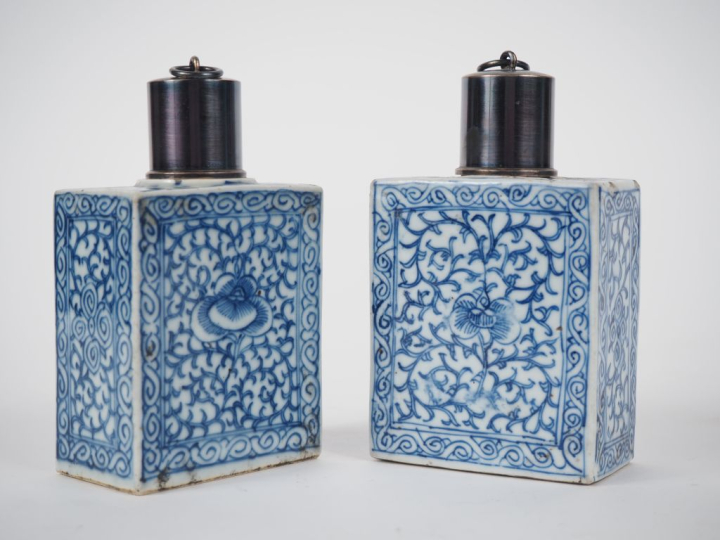 Chine, vers 1900 Deux flacons à thé, en porcelaine émaillée bleu blanc