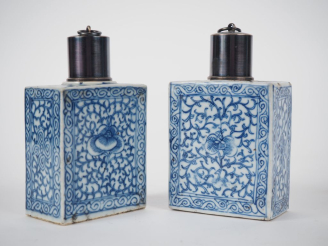 Vente aux enchères Chine, vers 1900 Deux flacons à thé, en porcelaine émaillée bleu blanc