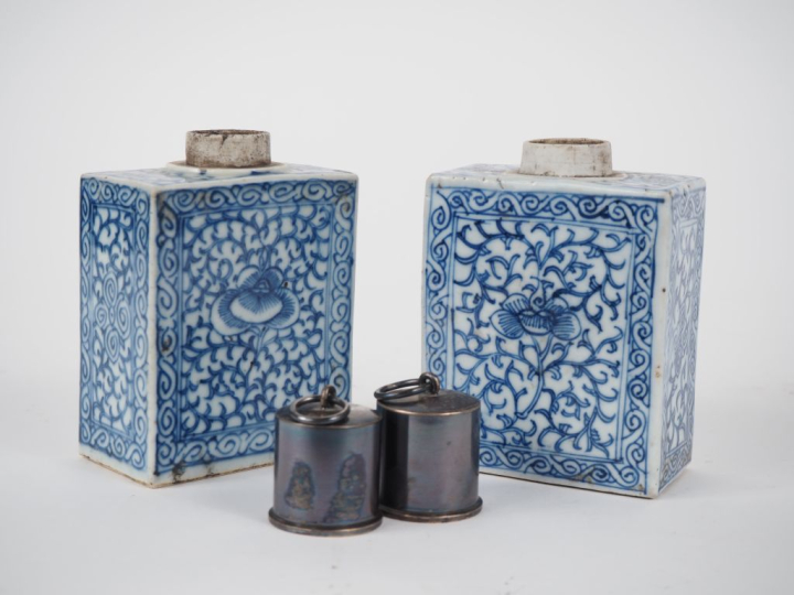 Chine, vers 1900 Deux flacons à thé, en porcelaine émaillée bleu blanc