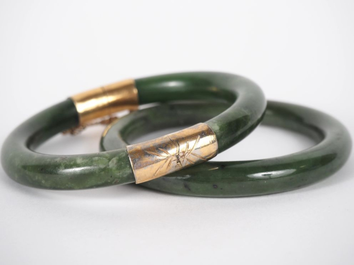 Chine, XXe siècle Deux joncs en jade vert épinard.  Diam. 7,5 et 8 cm
