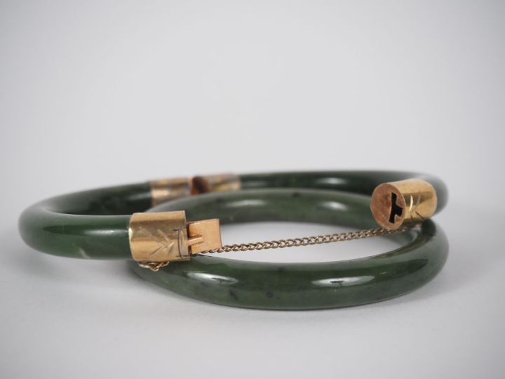 Chine, XXe siècle Deux joncs en jade vert épinard.  Diam. 7,5 et 8 cm