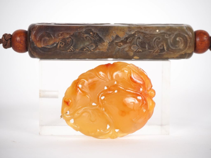 Chine, travail moderne Lot comprenant deux pendentifs, l’un en jade da