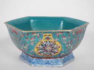 Vente aux enchères Chine, 2ème moitié du XIXe siècle  Coupe hexagonale sur piédouche, fin