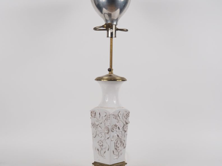 Chine, 2ème moitié du XXe siècle Vase quadrangulaire en porcelaine bla