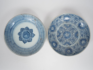 Vente aux enchères Vietnam, fin XIXe siècle,  Deux assiettes en porcelaine bleu blanc, à 