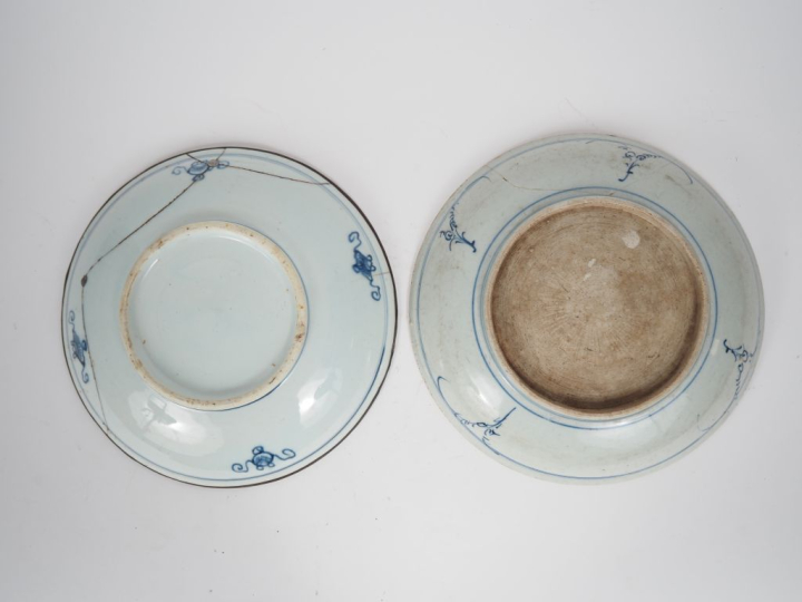 Vietnam, fin XIXe siècle,  Deux assiettes en porcelaine bleu blanc, à 