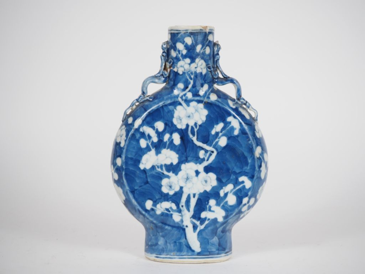 Chine, vers 1900,  Vase de forme gourde « bianhu », en porcelaine émai