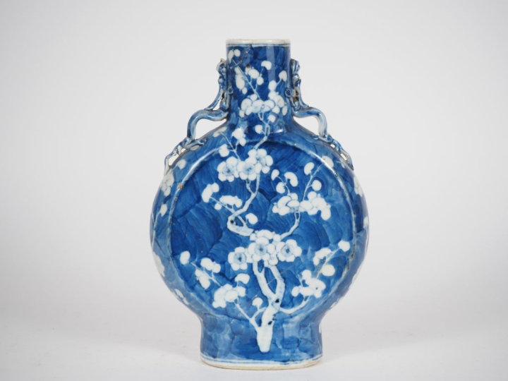 Chine, vers 1900,  Vase de forme gourde « bianhu », en porcelaine émai