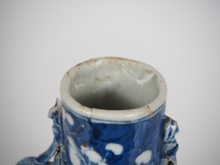 Chine, vers 1900,  Vase de forme gourde « bianhu », en porcelaine émai