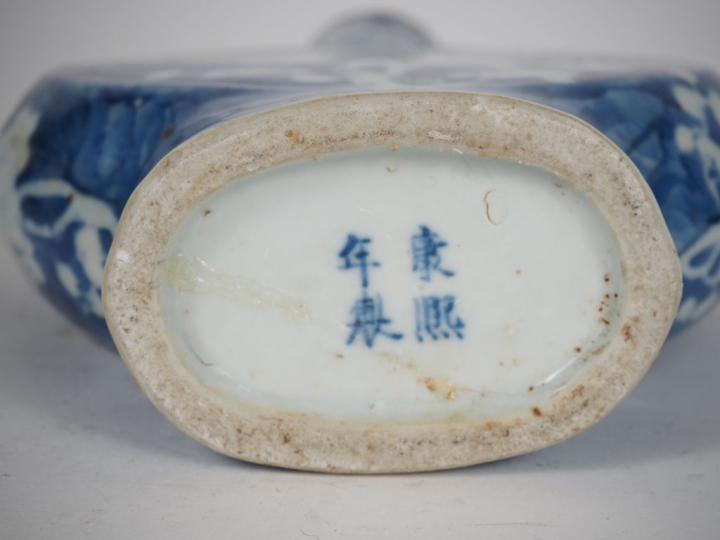 Chine, vers 1900,  Vase de forme gourde « bianhu », en porcelaine émai