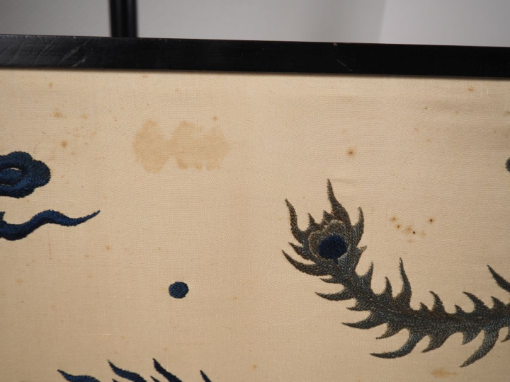 Chine, XXe siècle Broderie sur papier, à décor en camaïeu de bleu, de 