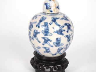 Vente aux enchères Chine, vers 1900,  Petit pot globulaire couvert en porcelaine émaillée