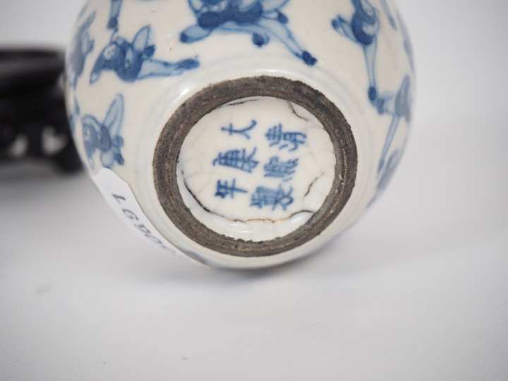 Chine, vers 1900,  Petit pot globulaire couvert en porcelaine émaillée