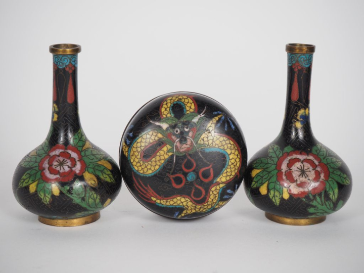 Chine, XXe siècle,  Lot comprenant trois objets en émaux cloisonnés su