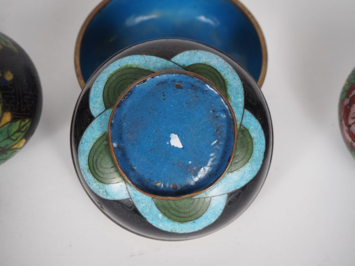 Chine, XXe siècle,  Lot comprenant trois objets en émaux cloisonnés su