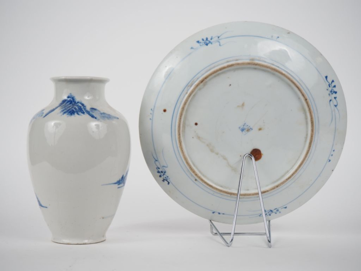 Chine, vers 1900, Lot comprenant deux porcelaines, dont une assiette e
