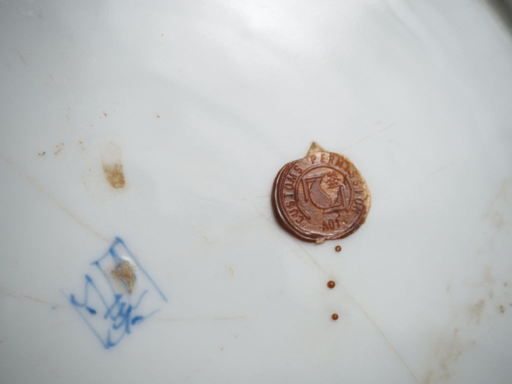Chine, vers 1900, Lot comprenant deux porcelaines, dont une assiette e