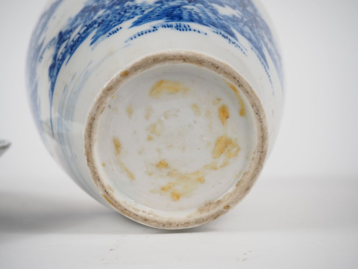 Chine, vers 1900, Lot comprenant deux porcelaines, dont une assiette e