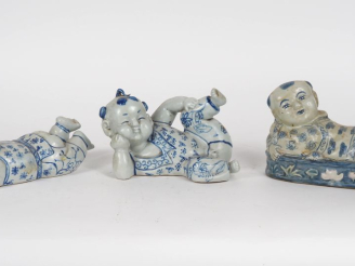 Vente aux enchères Chine, XXe siècle, Trois oreillers, en porcelaine bleu blanc, représen