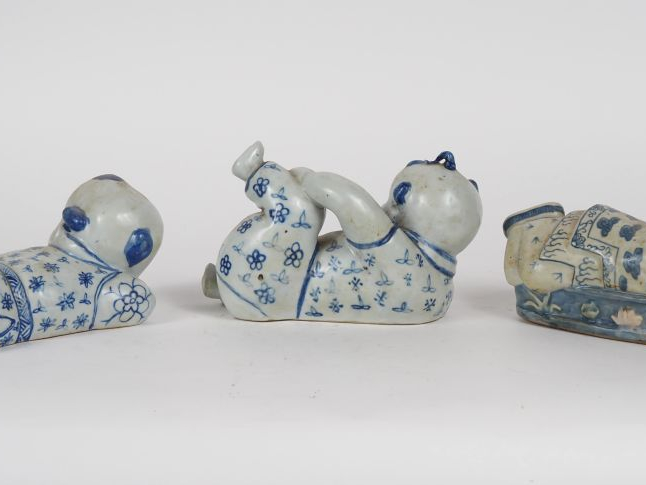 Chine, XXe siècle, Trois oreillers, en porcelaine bleu blanc, représen