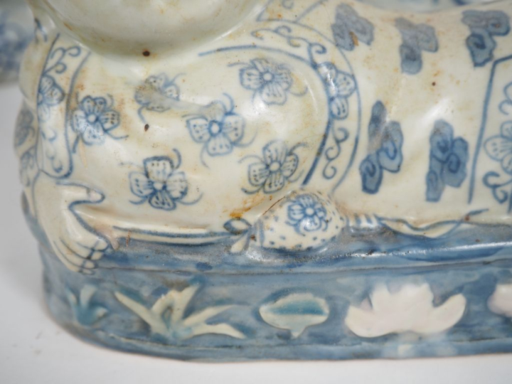 Chine, XXe siècle, Trois oreillers, en porcelaine bleu blanc, représen