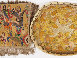 Vente aux enchères Chine, vers 1900 Taie de coussin en soie et lin brodé, à décor de d’un