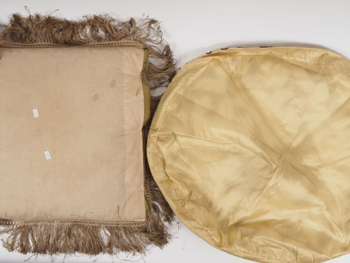 Chine, vers 1900 Taie de coussin en soie et lin brodé, à décor de d’un