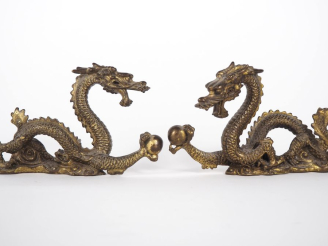 Vente aux enchères Chine, XXe siècle Deux statues en bronze, représentant des dragons pou