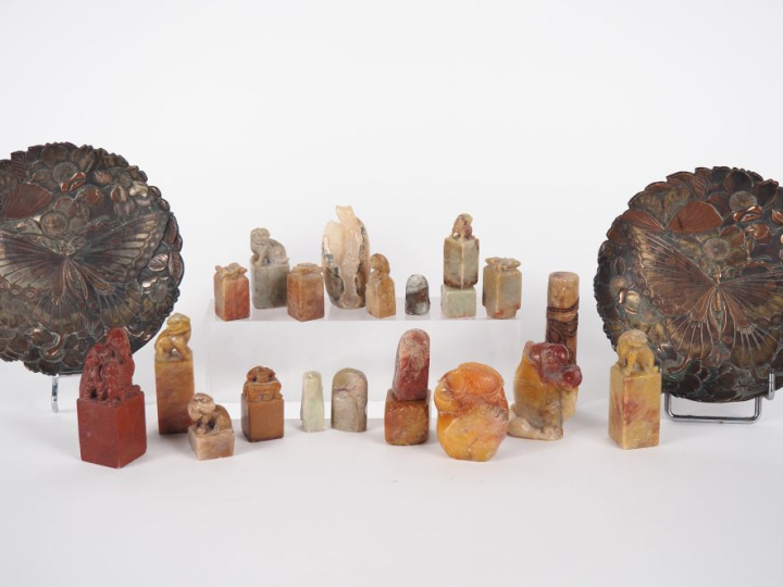 Chine, XXe siècle  Ensemble comprenant 21 cachets en stéatite, à décor