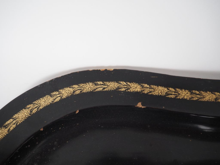 Chine, Canton, vers 1900 Important plateau à bord polylobé, à décor au