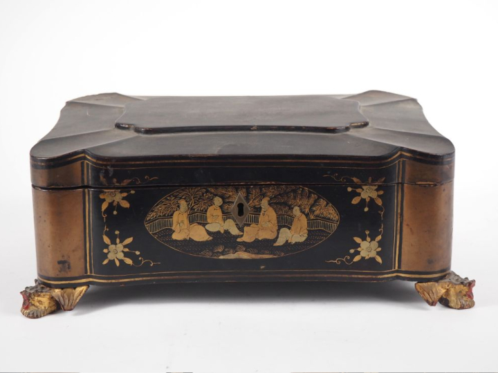 Chine, vers 1900 Boîte à ouvrage quadrangulaire à bord polylobé, en la