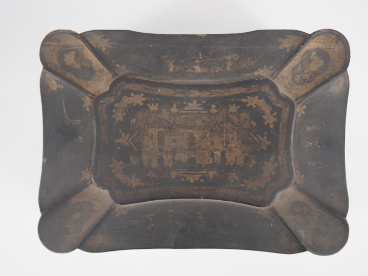 Chine, vers 1900 Boîte à ouvrage quadrangulaire à bord polylobé, en la