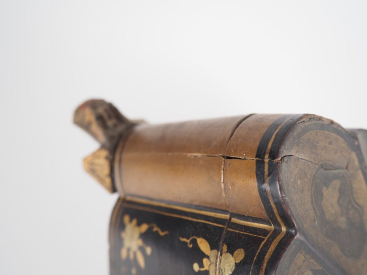 Chine, vers 1900 Boîte à ouvrage quadrangulaire à bord polylobé, en la