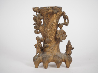 Vente aux enchères Chine, fin XIXe siècle Vase en bronze reprenant la forme d’un tronc de
