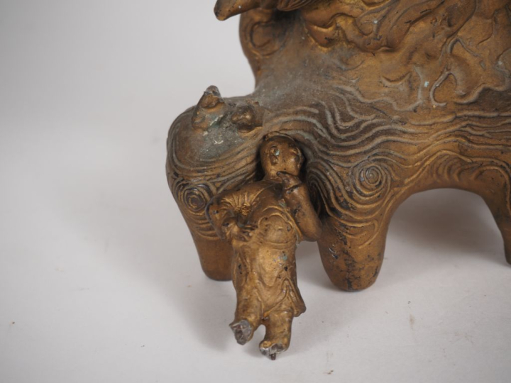 Chine, fin XIXe siècle Vase en bronze reprenant la forme d’un tronc de