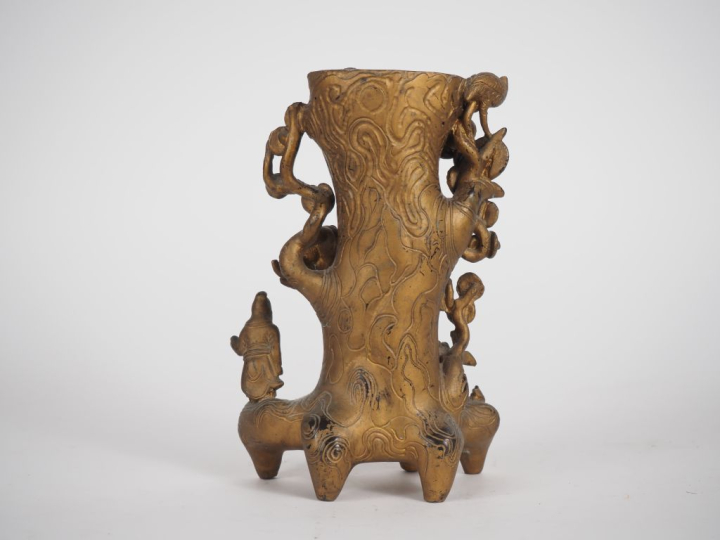 Chine, fin XIXe siècle Vase en bronze reprenant la forme d’un tronc de