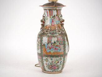 Vente aux enchères Chine, Canton, fin XIXe siècle  Vase balustre en porcelaine et émaux d