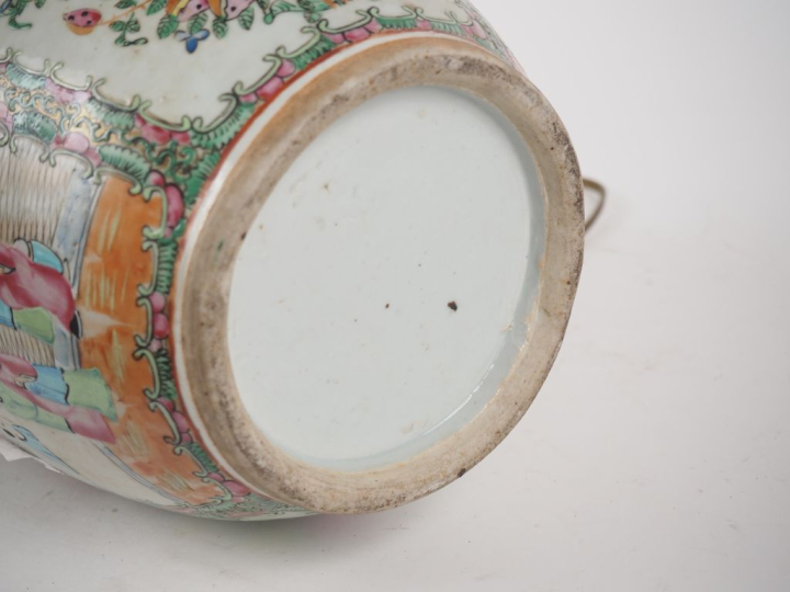 Chine, Canton, fin XIXe siècle  Vase balustre en porcelaine et émaux d
