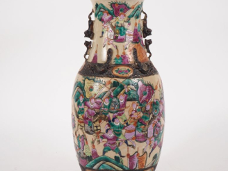 Vente aux enchères Chine, Nankin, vers 1900 Vase balustre en porcelaine, à décor en émaux