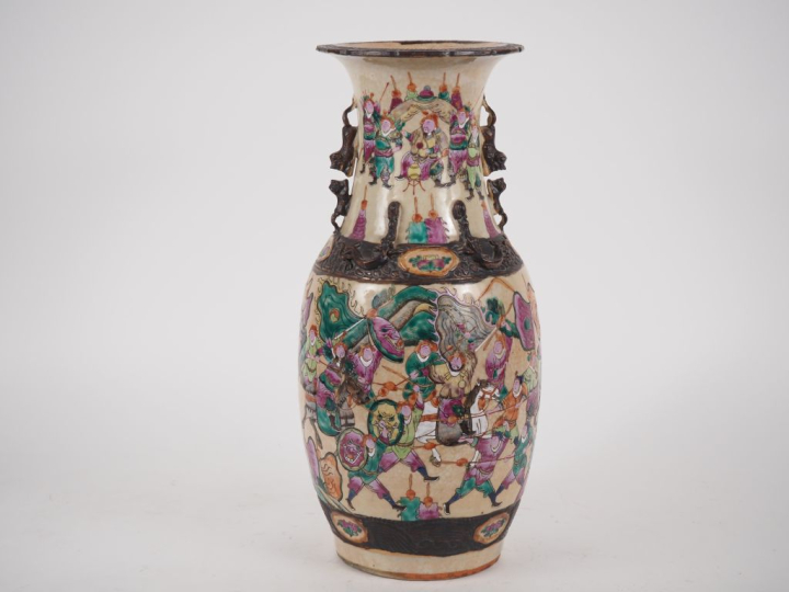 Chine, Nankin, vers 1900 Vase balustre en porcelaine, à décor en émaux