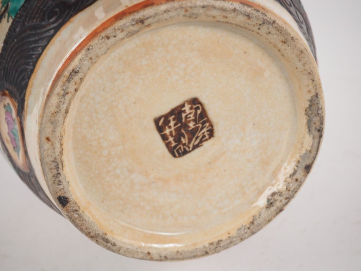 Chine, Nankin, vers 1900 Vase balustre en porcelaine, à décor en émaux