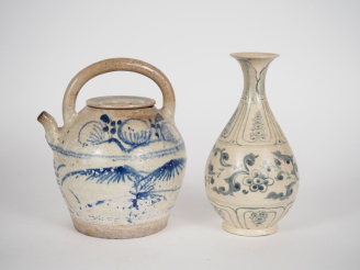 Vente aux enchères Chine, XXe siècle  Lot comprenant, une verseuse en céramique et émail 